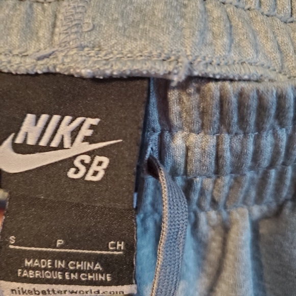 Nike Skateboarding men's board shorts with graphic detail size Small - Picture 5 of 6